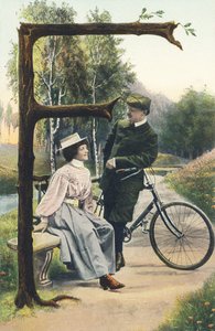 F: Ein Mann in Radfahrerkleidung lehnt an seinem Fahrrad und unterhält sich mit einer Frau, die auf einer Bank sitzt. Ländliche Umgebung - Alphabet Figuren Ref Th. E., L. Theochrom - Serie 994. Theodor Eisman, Verleger, Leipzig