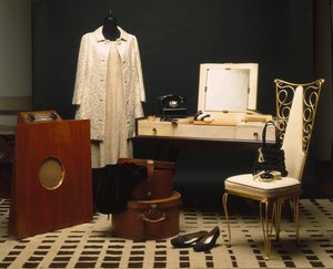 Mode und Möbel der 1920er Jahre (Annees folles): Englisches Radio Murphy 146, Badezimmermöbel in Ebenholz Makassar und Dominique Pergament, weißer Ledersitz und geschmiedetes Eisen, Tischtelefon Monophone Electric Inc Vereinigte Staaten von Unbekannt