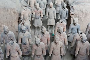 Erste Grube; stehende Kriegerfiguren; Mausoleum des Kaisers Qin Shi Huang; Terrakotta-Armee; Xi
