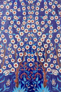 Blumen. Eines der 80 Iznik-Paneele - hochdekorierte Keramikfliesen, die im 16. Jahrhundert beliebt waren - die in Istanbuls kaiserlichen und religiösen Gebäuden besonders auffallen. Scheich-Zayid-Moschee. 1995. Emirat Abu Dhabi