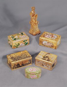 Vier Louis XV Stil emaillierte Gold-Schnupftabakdosen, Stroganoff, und deutsche Affen-Schnupftabakdose
