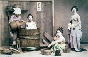 Badende Geishas, ca. 1880er (handkoloriertes Foto)