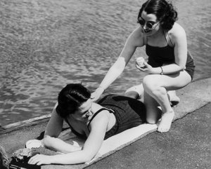Mädchen am Serpentine Lido von Unbekannt