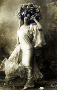 Glamouröses Kleid von Unbekannter Künstler
