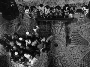 Gruppe von Anhängern in einer Kirche