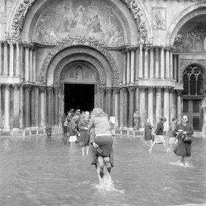 Hochwasser in Venedig (acqua alta oder Überschwemmungen), Markusplatz von Unbekannt