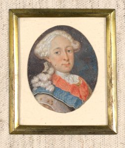 Herr mit weißer Perücke und blau-roter Schärpe