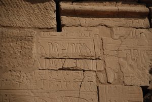 Hieroglyphen auf Stein, Karnak, Luxor, Ägypten von Unbekannt