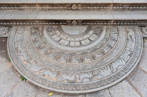 Historisches Steinrelief; ornamentaler Stein mit Tieren an der Basis einer Treppe; Mondstein bei Jaya Sri Maha Bodhi; Anuradhapura; Sri Lanka; Asien