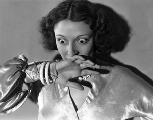 Hollywood, Kalifornien: ca. 1932 Nahaufnahme einer jungen Frau, die sich erschrocken den Mund bedeckt. (s/w Foto) von Unbekannt