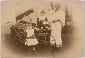 Indische Ayah mit ihren europäischen Schützlingen, ca. 1870