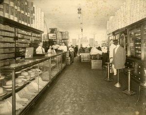 Innenansicht des Schuhgeschäfts John Sewell & Co. in der 304-6 12th Avenue (Flagler Street), ca. 1910