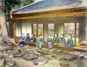 Japan um 1890. Japanische Frauen in einem Garten. Handkolorierte Fotografie, ca. 1890