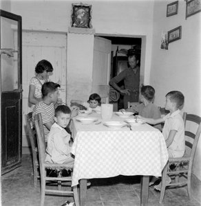 Große Familie versammelt am Tisch im Esszimmer des Landhauses. 1960er Jahre von Unbekannt