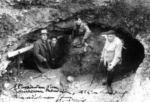 Leon Laval, Marcel Ravidat, Jacques Marsal und Abt Breuil am Eingang der Höhle von Lascaux, Montignac, Frankreich