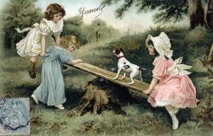 Kleine Mädchen spielen mit einem Holzbrett (Schaukel oder Wippe) - Postkarte Ende 19.-20. Jahrhundert von Unbekannt