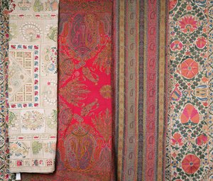 Von links nach rechts: Mihrab Susani, Usbekistan, spätes 19. Jahrhundert; Schal, Kaschmir, hergestellt von Momtaz