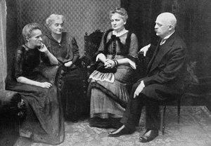 Marie Curie mit ihrem Bruder und ihren Schwestern