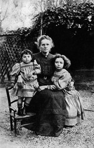 Marie Curie mit ihren Töchtern Irene und Eve