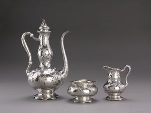 Martelé-Kaffeeservice: Kaffeekanne, ca. 1900-1910 von Unbekannt