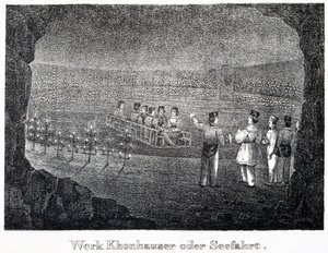 Salzmine: eine Gruppe von Besuchern überquert den unterirdischen Salzsee der Mine auf einem Boot, in Durrnberg, Österreich von Unbekannt