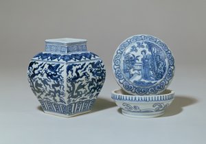 Ming blau-weiße quadratische Balustervase und runde Dose, Chia Ching Periode (1522-66)