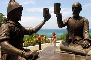 Denkmal namens Sanduguan oder Blutritual, bei dem ein Toast mit Blut zwischen dem spanischen Konquistador Miguel López de Legazpi und dem Sikatuna Filipino inszeniert wird, um das erste Friedensabkommen zu formalisieren. Bool, Bohol, 2019 (Foto)