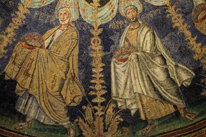 Mosaik der Decke des Baptisteriums von Neon. Detail der Prozession der zwölf Apostel, die sich um das zentrale Mosaik in zwei Richtungen bewegen und mit dem Treffen von St. Peter und St. Paul enden. 5. Jahrhundert, Ravenna, Italien. Eingetragen als UNESCO-