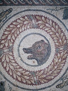 Mosaik des Peristyls. Detail, das einen Bärenkopf darstellt. 3. - 4. Jahrhundert. Römische Villa del Casale, Sizilien. UNESCO-Weltkulturerbe.