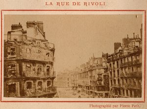 Gemeinde von Paris (1871): Ansicht der brennenden Gebäude in der Rue de Rivoli in Paris im Mai 1871