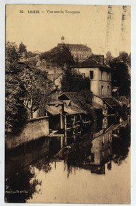 Normandie, Calvados (14), Lisieux: Häuser am Ufer der Touques - Postkarte datiert 1934 von William M. Timlin