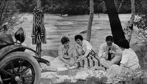 Nordamerika. Picknickgesellschaft greift den Lunchkorb während einer Autofahrt zu den Ozark-Bergen an. 1920