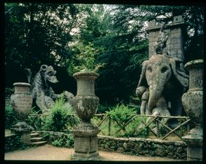 Einer von Hannibals Elefanten und ein Drache kämpfen mit einem Löwen, Skulpturen aus den Gärten des Parco dei Mostri (Monsterpark), angelegt zwischen 1550-63 vom Herzog von Orsini, nach Entwürfen von Giacomo Barozzi da Vignola (1507-73)