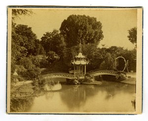 Orleans, Loiret (45), Centre, Frankreich, Pavillon und chinesische Brücke in einem Park in Orleans von Unbekannter Künstler