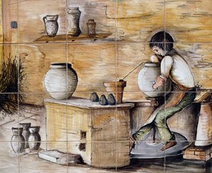 Bemalte Majolika-Tafel, die eine Töpferszene darstellt, handgefertigt von Ceramiche Desuir, Santo Stefano di Camastra, Sizilien, Italien, Detail