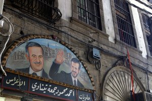 Gemälde von Präsident Assad und seinem Sohn Bassel über dem Souk in Damaskus, Syrien