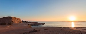 Panoramablick auf den kleinen Tempel von Nefertari, Abu Simbel, Ägypten von Unbekannter Künstler