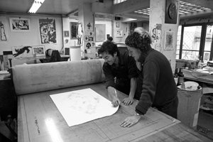 Pascal Gauvard, Mitbegründer der Pasnic-Gravierwerkstatt, Annie-Paule Thorel, französische Malerin. Entdeckung von Gravuren nach dem Druck. Pasnic-Gravierwerkstatt in Paris im Jahr 2009.
