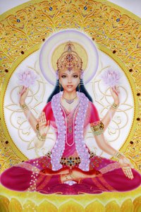 Bild von Lakshmi, Göttin des Reichtums und Gemahlin von Lord Vishnu, sitzend und Lotusblumen haltend