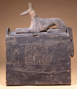 Pylonförmige Schabti-Box mit einer Inschrift und einer Statue von Anubis als Schakal (späteres Datum) auf dem Deckel, Ägyptisch, aus Theben, frühe 22. Dynastie, ca. 900 v. Chr. von Unbekannt
