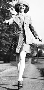 Punktiertes Minikleid, Mai 1972
