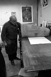 Porträt von Dikran Daderian, libanesischer Maler und Graveur. Vorbereitung des Drucks. Pasnic-Gravierwerkstatt in Paris im Jahr 2008