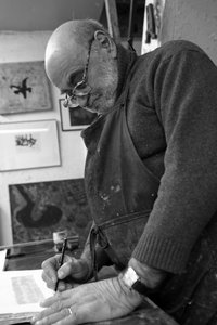 Porträt von Dikran Daderian, libanesischer Maler und Graveur. Signatur einer Gravur. Pasnic-Gravierwerkstatt in Paris im Jahr 2008