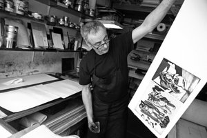 Porträt von Olaf Idalie, Graveur, in seiner Werkstatt in Paris im Jahr 2008