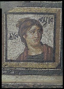 Porträt einer Frau, Detail eines Mosaikbodens, der die Jahreszeiten und Jagdszenen darstellt, aus der konstantinischen Villa in Daphne, römisch, ca. 325-330 n. Chr. (Marmor, Kalkstein und Glasmosaik)