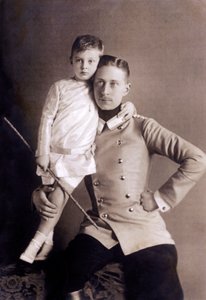 Prinz Wilhelm von Hohenzollern (1882-1951) alias Kronprinz, Sohn von Kaiser Wilhelm II., mit seinem ältesten Sohn, ebenfalls Wilhelm genannt, Fotografie von Selle und Kuntze