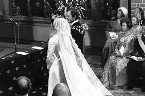 Königin Silvia und König Carl XVI. Gustaf während der Hochzeitszeremonie in der Storkyrkan in Stockholm von Unbekannter Künstler