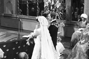 Königin Silvia und König Carl XVI. Gustaf während der Hochzeitszeremonie in der Storkyrkan in Stockholm von Unbekannter Künstler