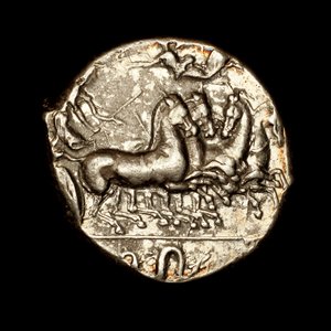 Seltene antike griechische Münze, Syrakus, Silber-Tetradrachme, Nike krönt siegreichen Wagenlenker mit Lorbeerkranz um 450 v. Chr. (Foto) von Unbekannter Künstler
