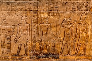 Relief, neues Leben wird dem Pharao eingehaucht, Luxor-Tempel, Theben, Ägypten